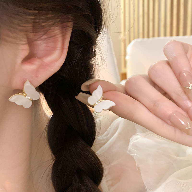 Sweet white mother-of-pearl butterfly stud earrings, unique and niche design for women in spring, high-end and light luxury earrings wholesale Application Scenario