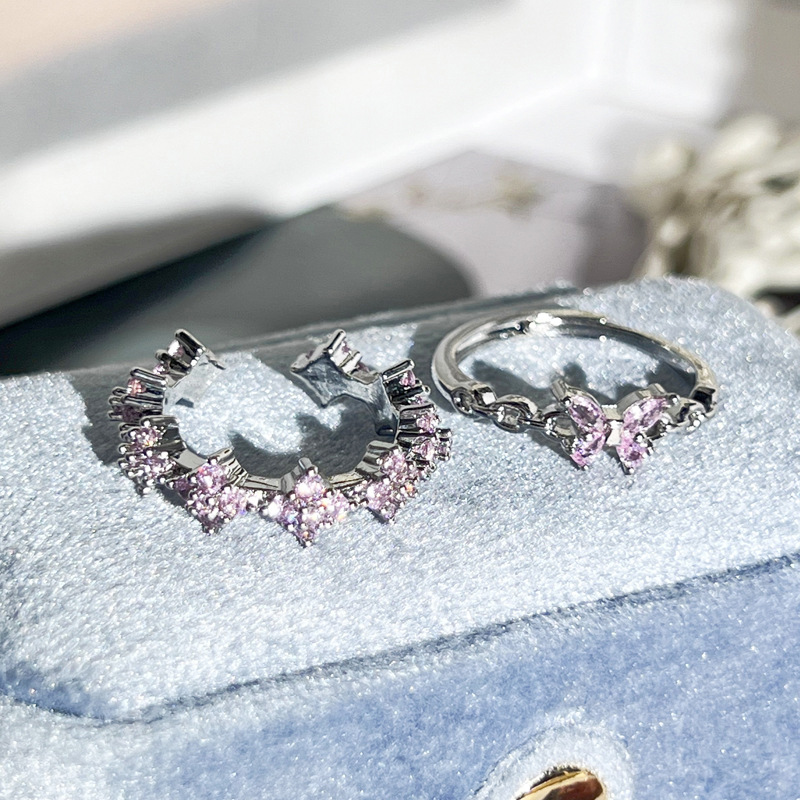 A sweet Japanese girl's pink diamond butterfly four-leaf clover full diamond open ring. A woman's exquisite layering of simple and light luxury rings Specification drawing