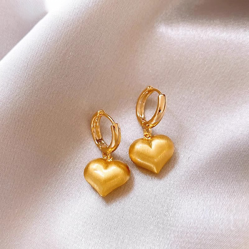 Elegant golden brushed heart-shaped ear ring earrings for women, simple and fashionable commuting ear buckles, niche design sense ear studs and earrings full figure