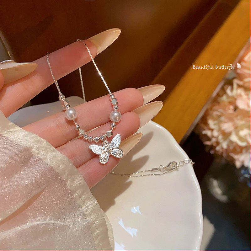 The super fairy butterfly pendant necklace is a new bestseller for women in 2024. It is a gentle and elegant pearl collarbone chain accessory full figure