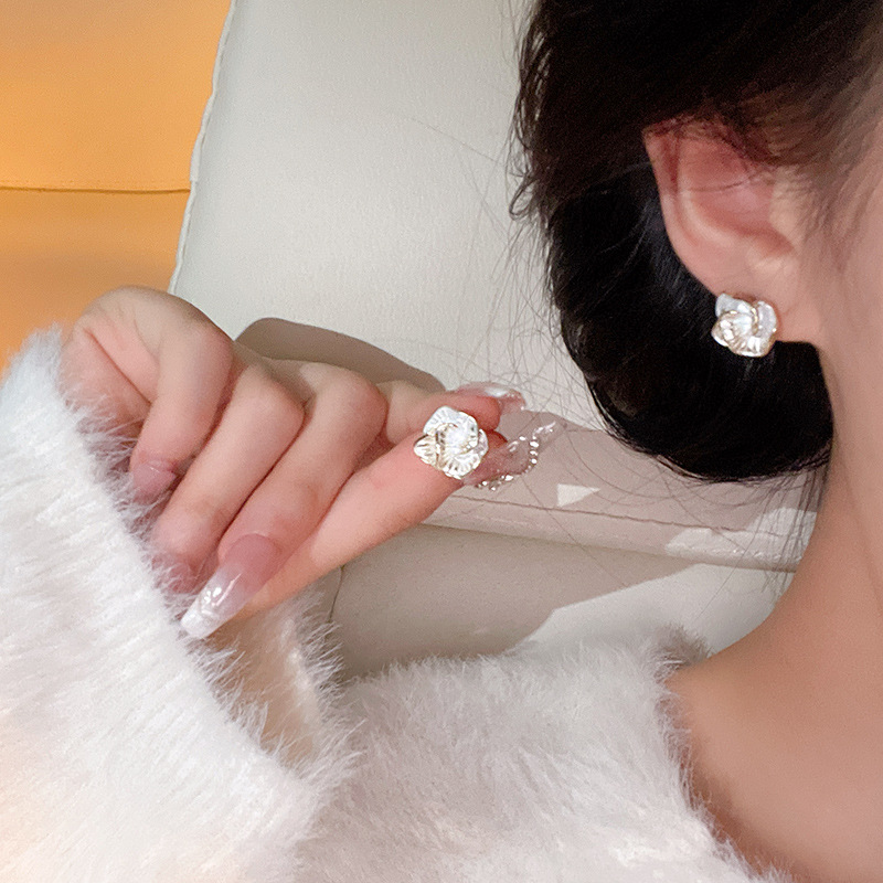 Light luxury French-style unique camellia earrings for women, fashionable, simple, niche, high-end and elegant, are best-selling internet-famous earrings details Picture