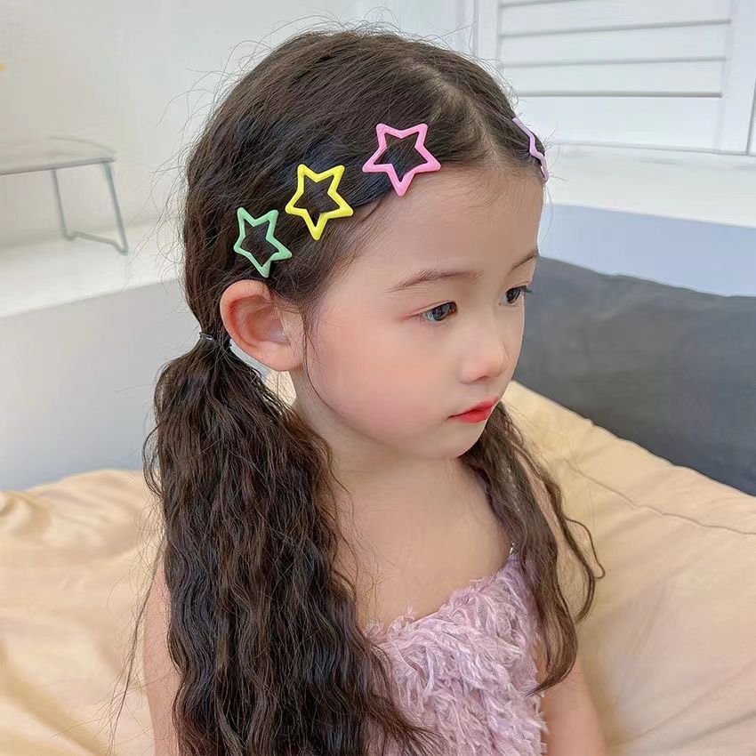 A new baby baby clip with a side hairpin on the side of the bangs in autumn, featuring a candy-colored hair clip for girls, a popular children's Internet celebrity Application Scenario