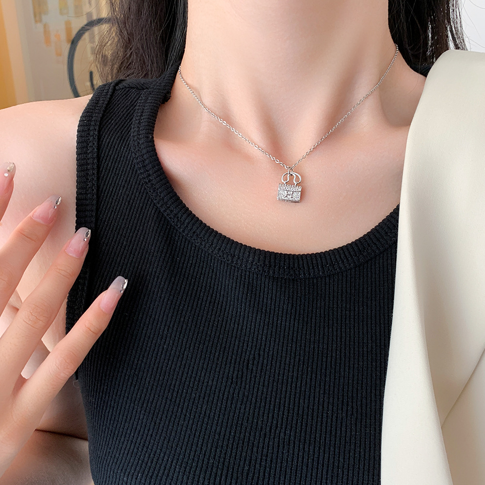 ins light luxury niche H-letter bag necklace, simple and versatile for women, popular collarbone chain, exquisite zircon titanium steel jewelry details Picture
