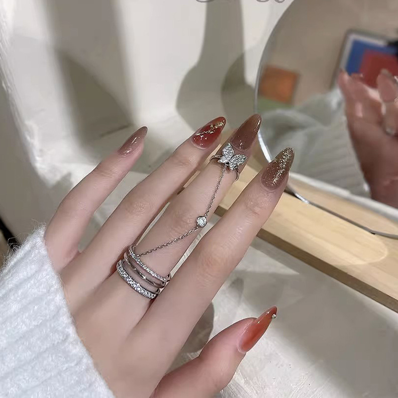 A light luxury double ring butterfly ring, a trendy and cold style for women on Instagram, with a unique and high-end vibe for dancing, and a niche design index finger ring full figure
