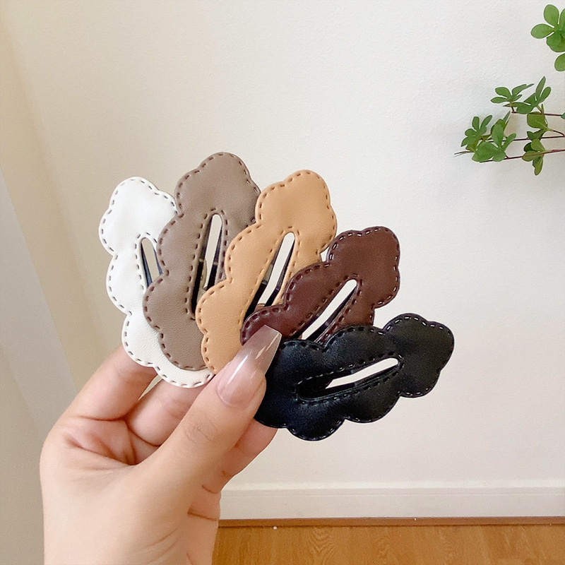 New autumn and winter collection: coffee-colored hair clips, leather, retro cloud bb clips, girls' bangs, fringed clips, back of the head hair accessory Application Scenario
