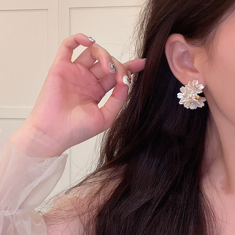 Exquisite, light luxury and high-end flower earrings for women, Instags-based retro stud earrings, artistic and individual earrings for women wholesale Application Scenario