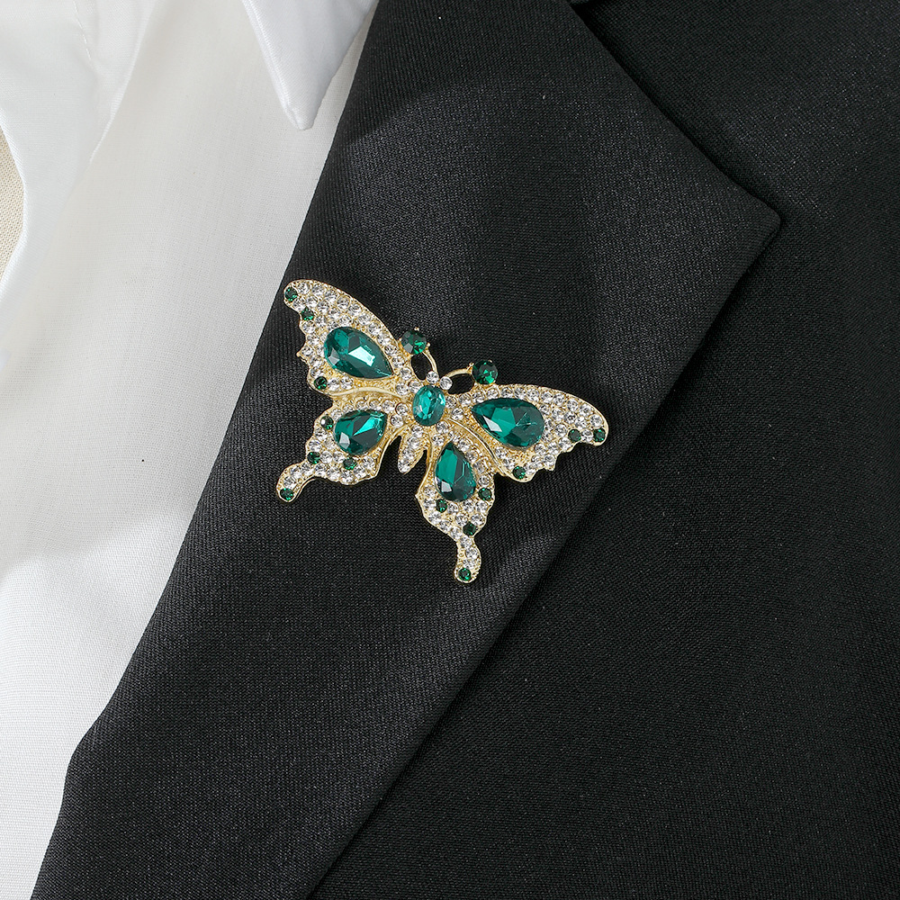 French retro emerald rhinestone butterfly brooch, heavy craftsmanship, light luxury, vintage, high-end and fashionable suit pin Application Scenario