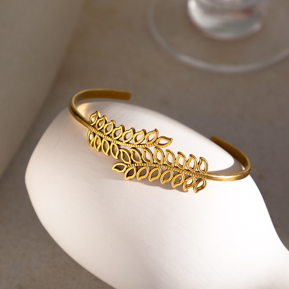 European and American cross-border retro leaf-shaped bracelet, electroplated gold snake design with an open opening, high-end and personalized ladies' wholesale style full figure
