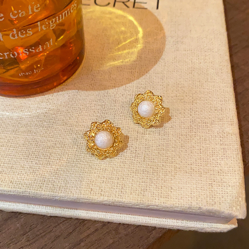 Irregular rose flower stud earrings from Europe and America, Hong Kong style, retro metallic feel, unique and individual earrings, popular and best-selling earrings Specification drawing