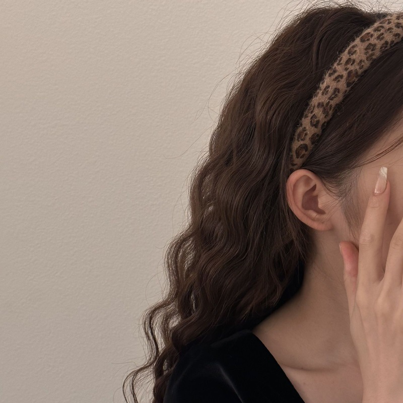 Retro French wide-brimmed leopard print hairband for women 2024 new autumn and winter, plush face-washing and hair-pressing headband, high top hairpin Application Scenario