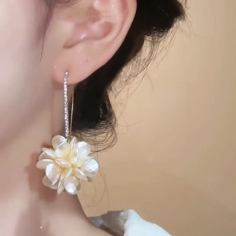 French diamond-encrusted petal tassel earrings, women's fashion, light luxury, high-end style, retro earrings, personalized ear hangers and earrings Specification drawing