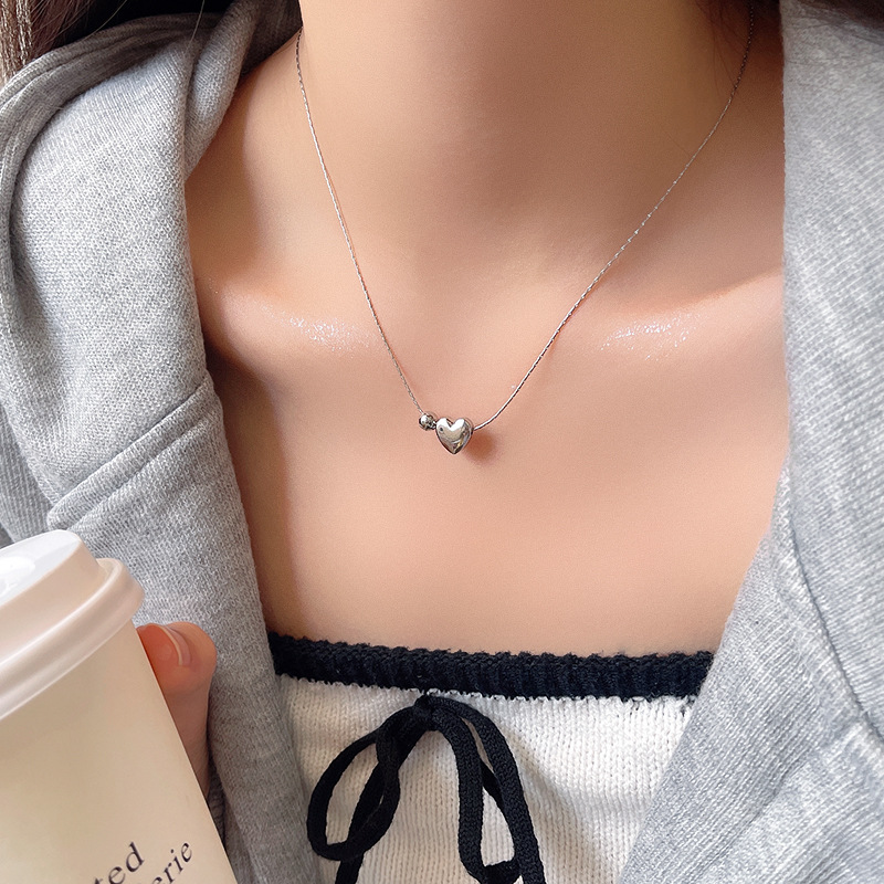 Korean-style simple metal round bead heart-shaped pendant necklace for women, versatile and high-end collarbone chain necklace accessory Application Scenario