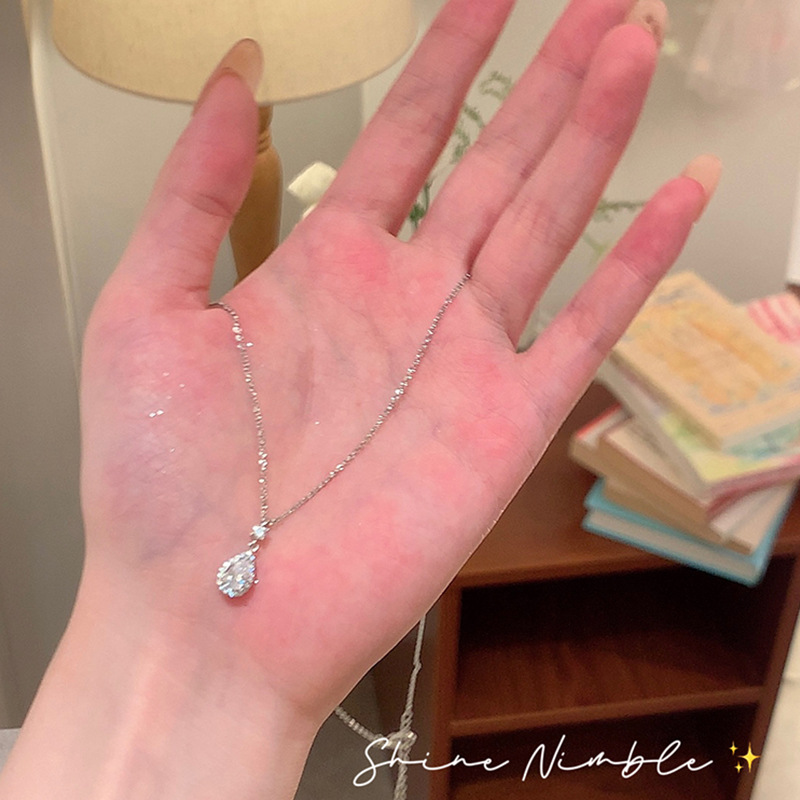 Water Drop Zircon pendant necklace for women 2024, a new bestseller with a simple and high-end look. It's a stylish collarbone chain accessory full figure