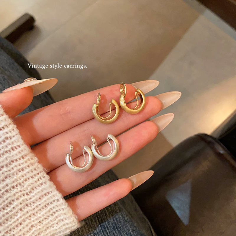 European and American simple metallic circle earrings, women's no-ear piercings mosquito repellent coils, ear clips, ear studs, geometric earrings wholesale full figure