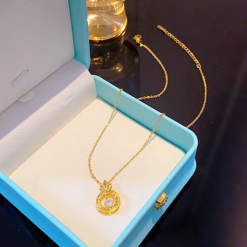 Round Roman numeral cloverleaf titanium steel dynamic necklace, women's fashionable and elegant collarbone chain, internet-famous high-end accessory Application Scenario