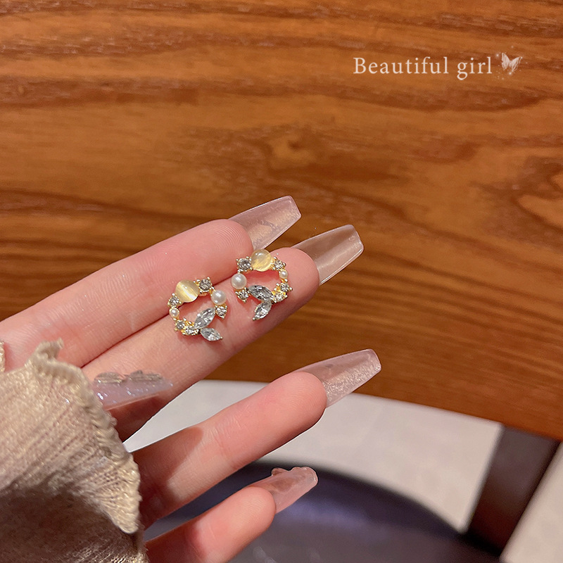 Korean-style hollowed-out round flower pearl earrings are versatile and high-end for women. Exquisite zircon stud earrings are unique and popular earrings full figure