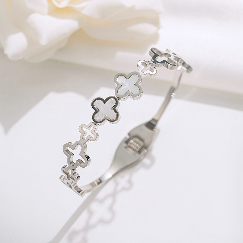 Fashionable hollowed-out four-leaf flower applique titanium steel bracelet for women, summer light luxury and high-end look, non-fading bracelet and accessory wholesale details Picture