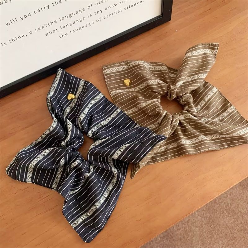 The blogger's retro striped square large intestinal hair band, square scarf, hair tie, low ponytail hair tie, hair tie, hair band and hair accessory Application Scenario