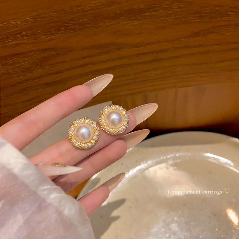 French-style pearl stud earrings for women, 2024 new bestsellers, high-end earrings, light luxury, internet-famous earrings wholesale full figure