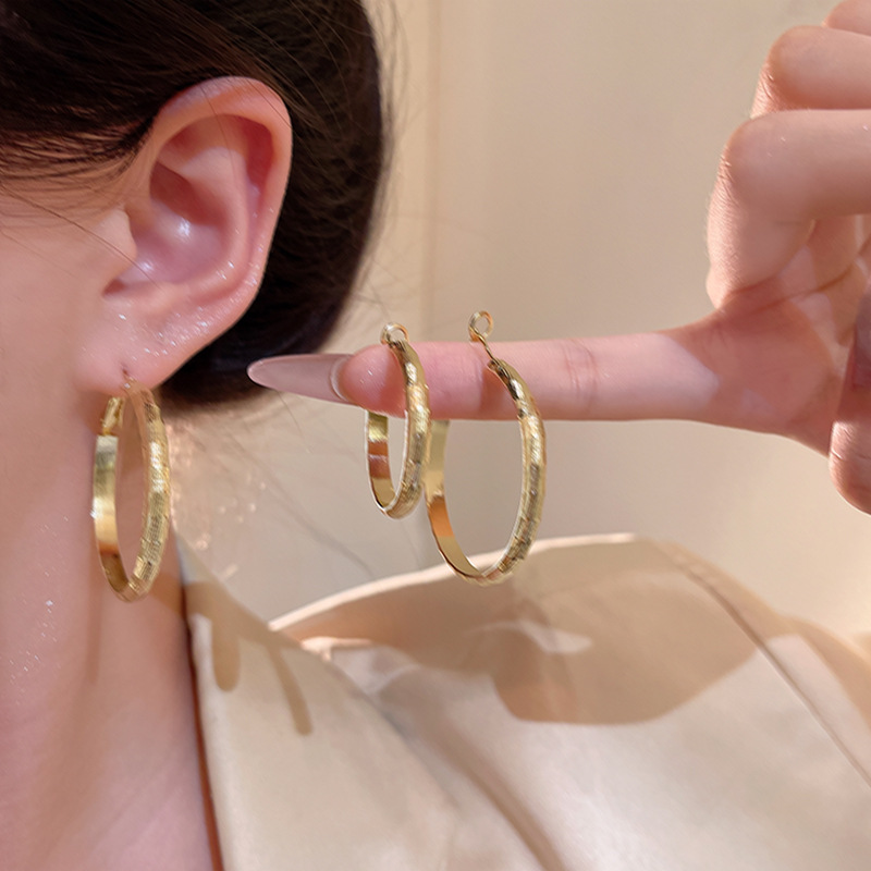 Retro plain bezel diamond-patterned smooth ear rings, 2025 new trendy European and American style, exaggerated geometric shape, unique and individual earrings details Picture
