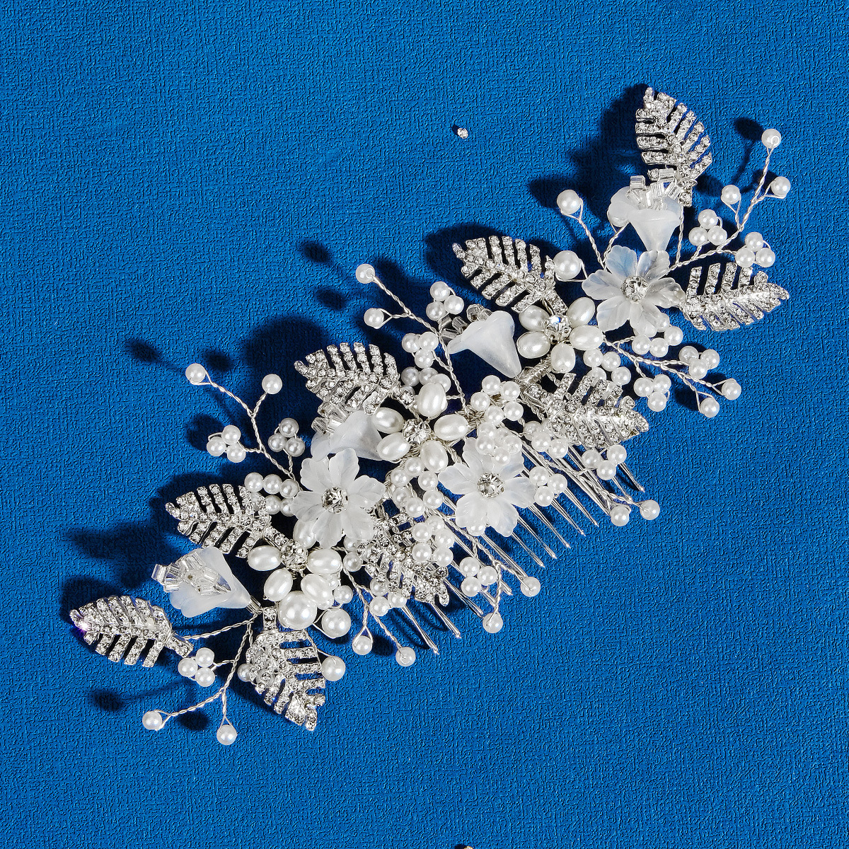 Bride's hair accessory, handcrafted pearl comb, Xiuhe wedding dress, headwear, new Chinese-style alloy diamond-encrusted flower hair comb full figure