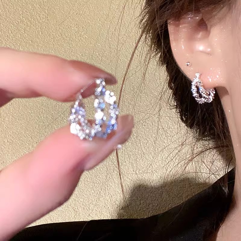 Irregular double-layer C-shaped stylish stud earrings with a sense of individuality and sophistication, fashionable earrings, unique and cold style for women, silver needles full figure