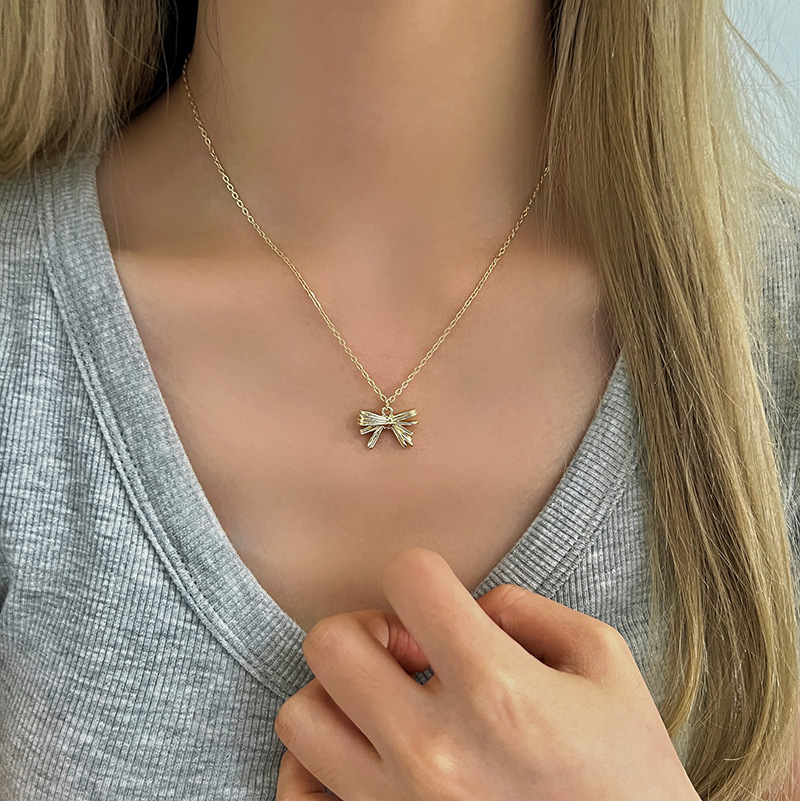 This light luxury butterfly diamond-encrusted necklace features a niche design and a high-end look. It exudes a fair and elegant charm. It's the same style of collarbone chain as the Internet celebrity full figure