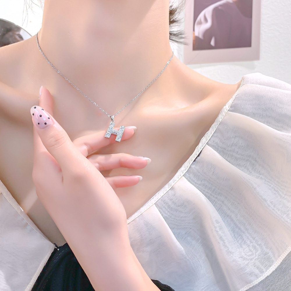 Korean style and personality H-letter pendant titanium steel necklace, women's Instagram trendy light luxury collarbone chain full of zircon exquisite jewelry details Picture