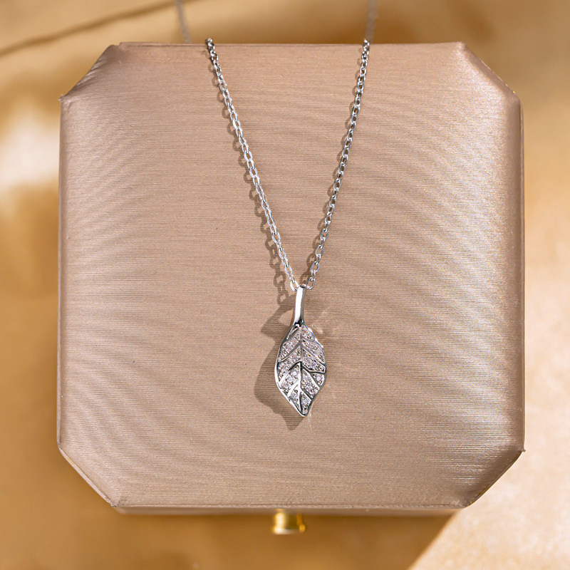 Korean style simple silver small leaf pendant titanium steel necklace, women's niche fashion versatile collarbone chain, Internet celebrity style accessory full figure