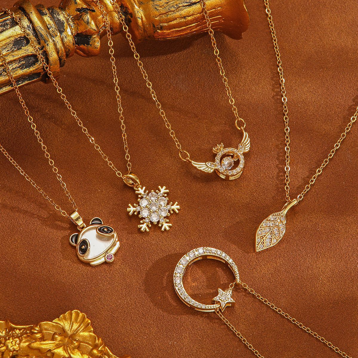 【 Titanium Steel 】 New diamond-encrusted four-leaf flower necklace with feminine charm and a sense of sophistication for women. Wholesale of double-sided shell collarbone chain full figure