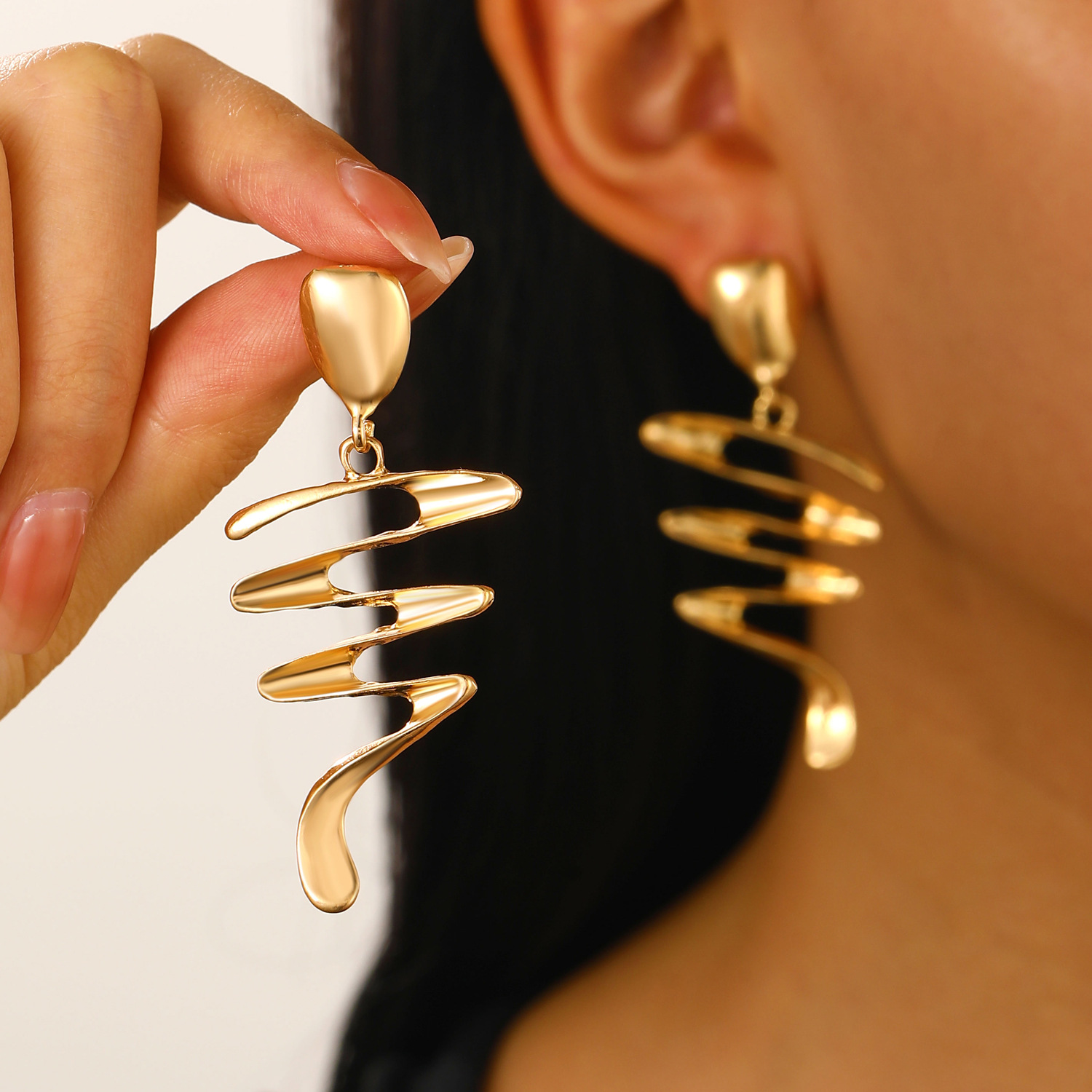European and American minimalist liquid lava asymmetrical stud earrings, women's hollow heart-shaped, cold and elegant high-end earrings and earrings Specification drawing