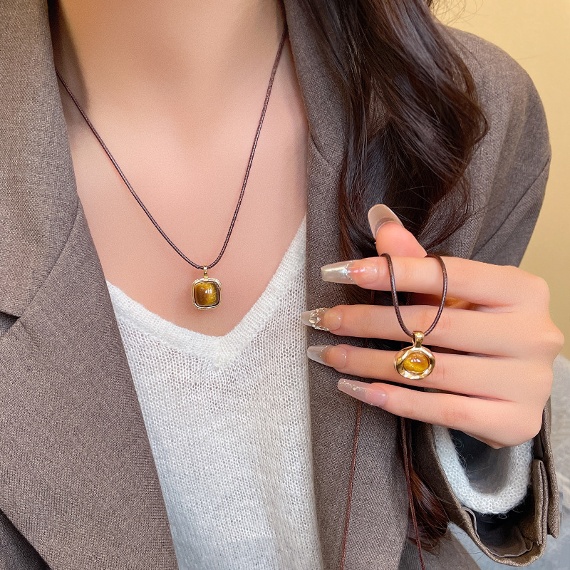 Autumn and winter tiger's eye stone leather rope pull-out necklace for women, Maillard long sweater chain, personalized collarbone chain autumn and winter accessories Application Scenario