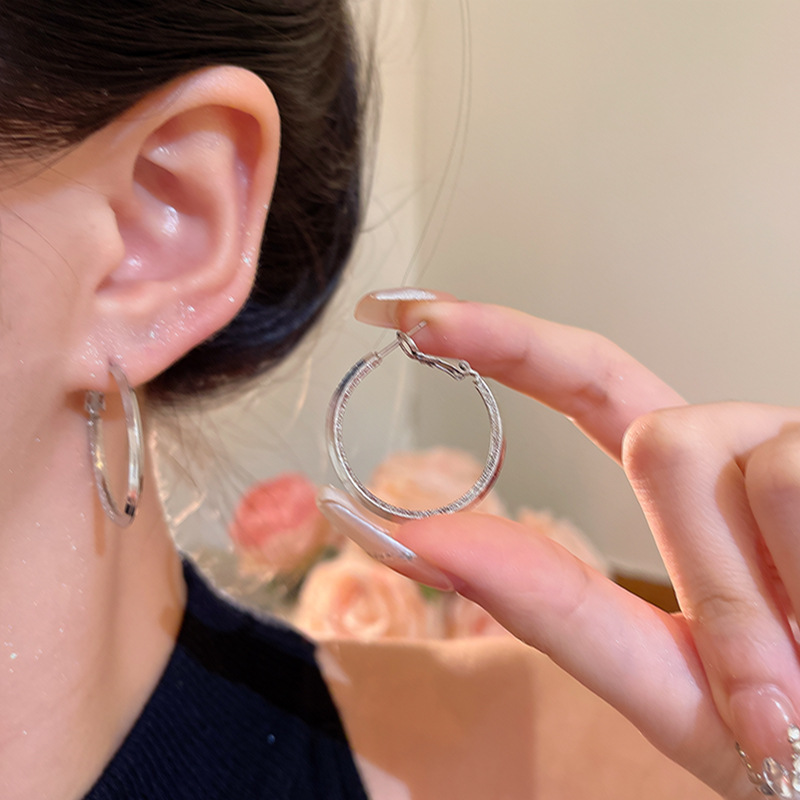 Versatile and simple ear rings, women's plain ring earrings, high-end and elegant, cold style earrings, new 2025 best-selling ear buckles details Picture