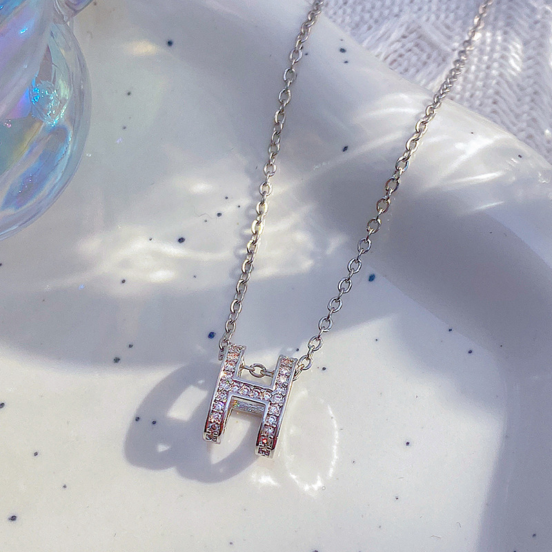 Douyin's unique silver full diamond H pendant titanium steel necklace, a fashionable and niche collarbone chain for women on Instagram, is a versatile accessory Application Scenario