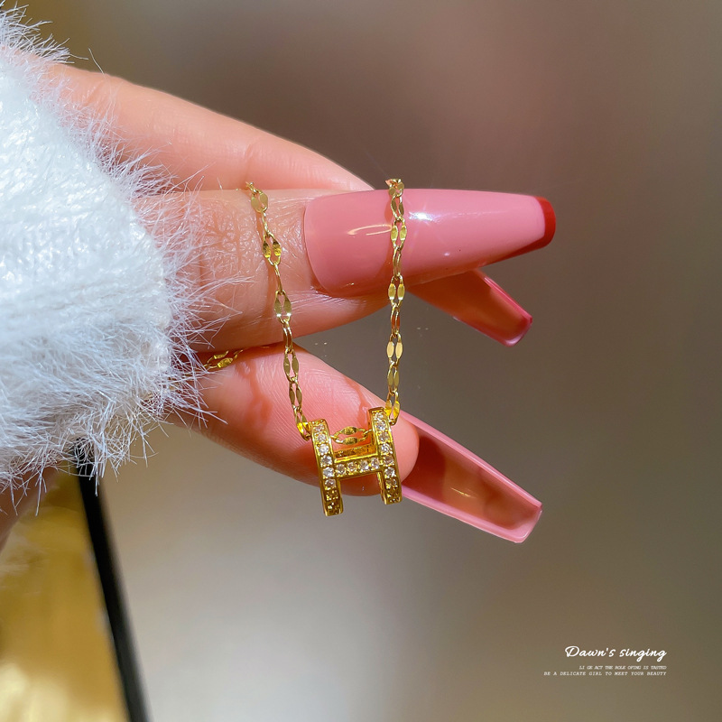 【 Titanium Steel 】 High-end full diamond letter H necklace for women on Instagram, simple and cold style collarbone chain, fashionable and versatile necklace Application Scenario