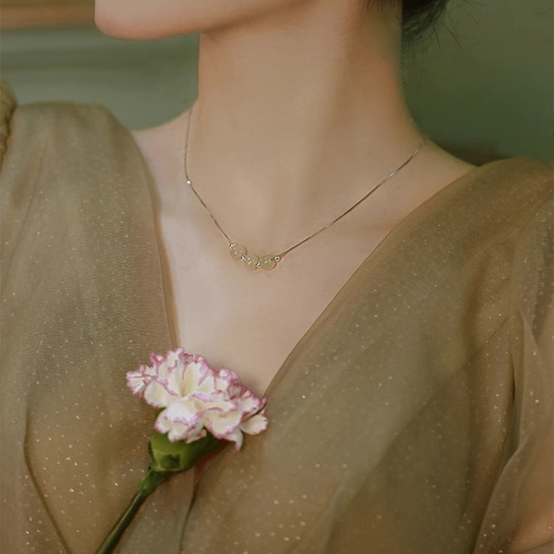 Three Hetian jade necklaces with a light luxury and niche design for women, 2023 new trendy collarbone chain and versatile pendant Application Scenario