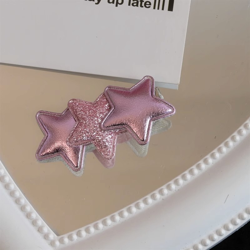 Spicy Girl Sweet and cool star hair clip, niche side clip, Millennium five-pointed star hair clip, fashionable girl's personality, bangs hair clip accessory Application Scenario