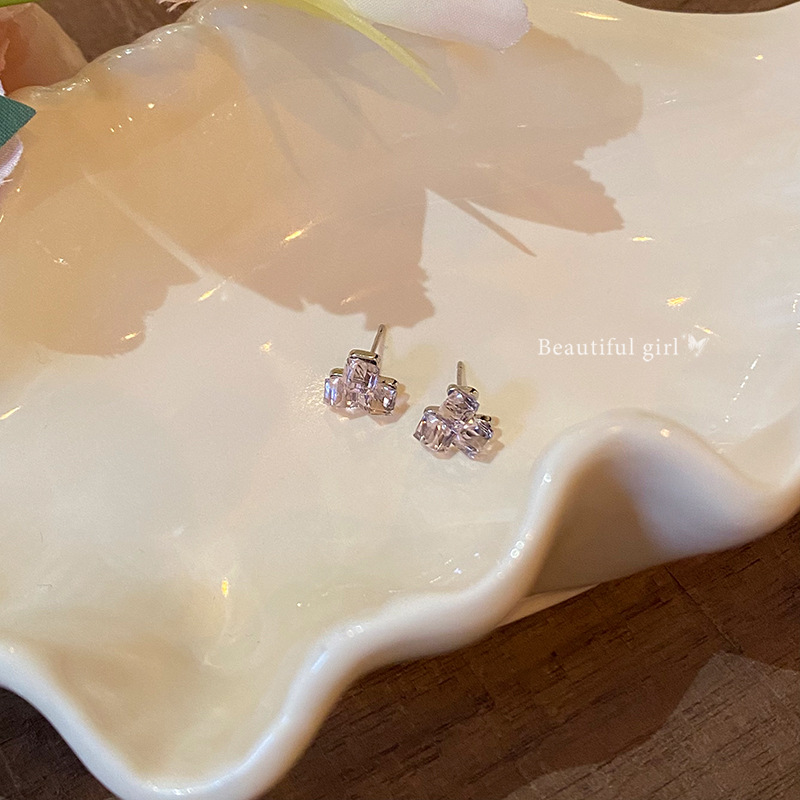 Korean-style dazzling three-dimensional light pink cube sugar water diamond ear studs, light luxury, niche and high-end feel, elegant internet-famous earrings for women Application Scenario