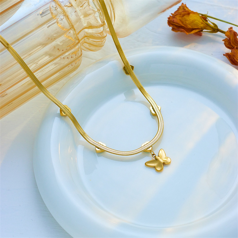 European and American fashionable, simple, transparent green heart-shaped, diamond-encrusted butterfly pendant, blade chain, titanium steel jewelry, retro necklace Specification drawing