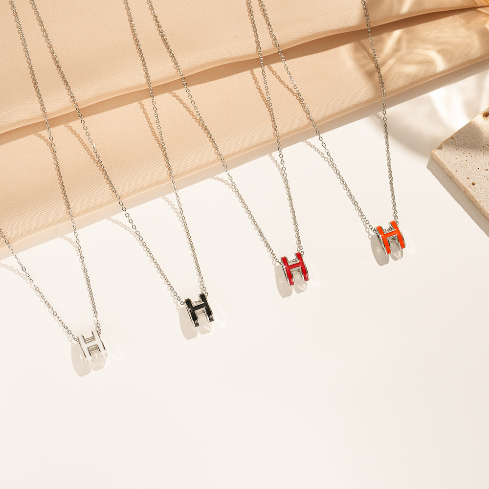 Korean-style H-letter titanium steel necklace for women, a fashionable and niche oil-dripping collarbone chain, a unique and light luxury sweet-scented accessory full figure