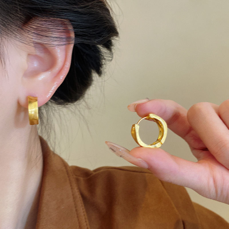 European and American golden retro brushed earrings, women's geometric light luxury, niche and high-end feel, unique and elegant ear rings and earrings details Picture