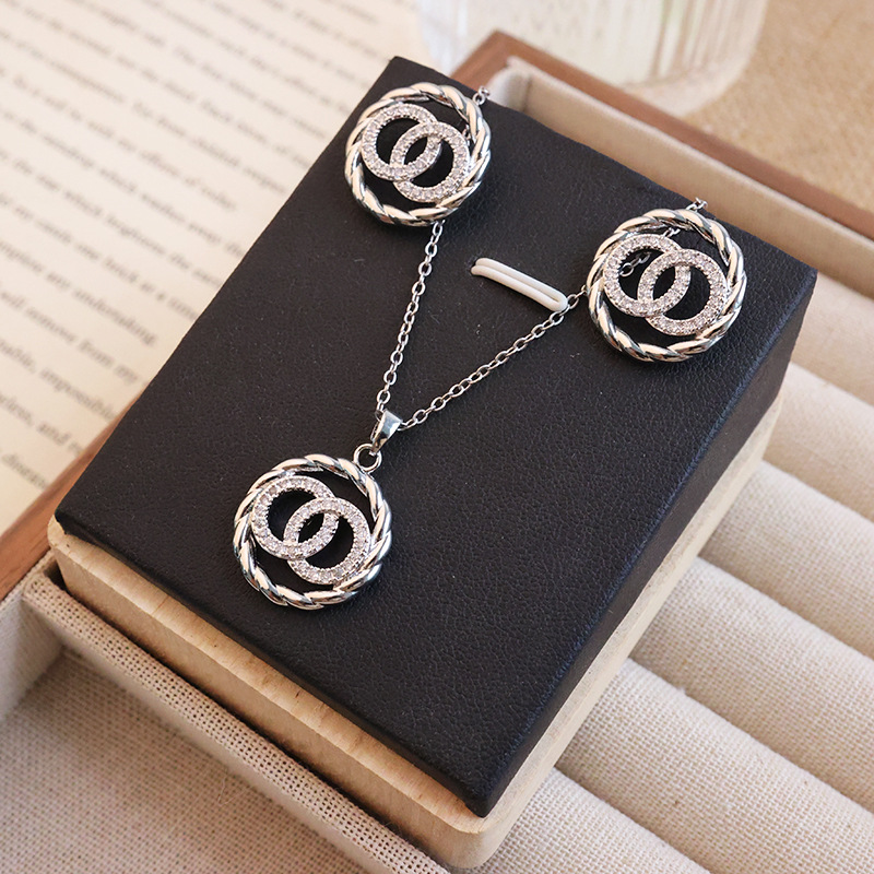 Korean-style high-end and elegant double-ring full diamond titanium steel necklace stud set, fashionable and versatile full diamond collarbone chain accessory Specification drawing