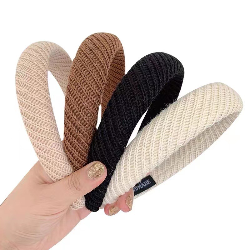 In the autumn and winter of 2022, the wide-brimmed high-top knitted hairband, a new high-end style for women, is a must-have. It can help you look stylish and go out Specification drawing