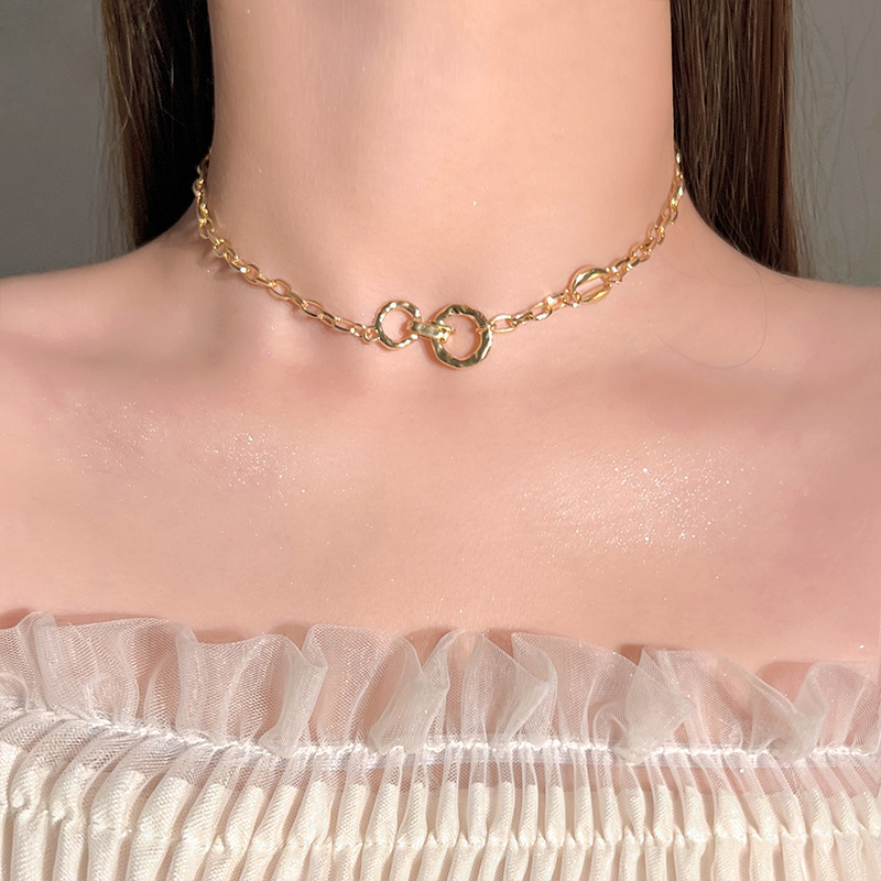 A new niche design, a classic and versatile irregular collarbone chain necklace in golden Chinese style with a retro charm full figure