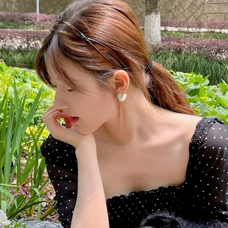 French retro heart-shaped oil-dropping earrings, a niche design for women with a sense of elegance and a touch of grace, Instags-style stud earrings, and sweet internet-famous earrings Specification drawing