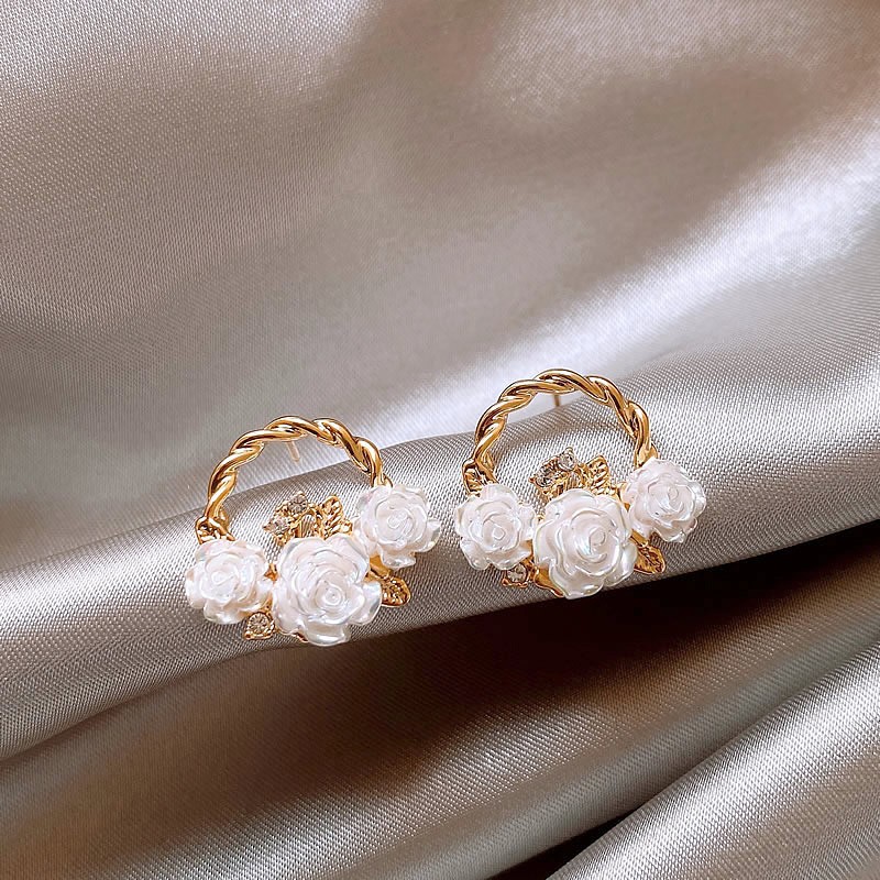 The 2025 new best-selling unique camellia stud earrings, women's golden flower basket earrings, design sense, niche and elegant earrings Specification drawing