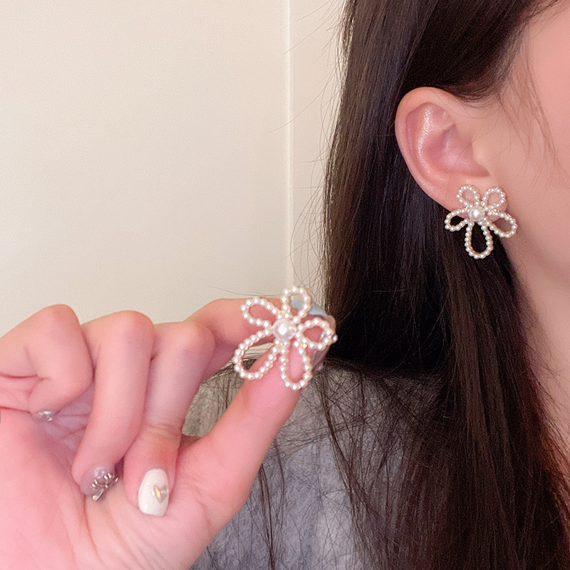 French retro hollowed-out flower pearl stud earrings for women, Korean style ins unique earrings, simple, exquisite and versatile earrings Specification drawing