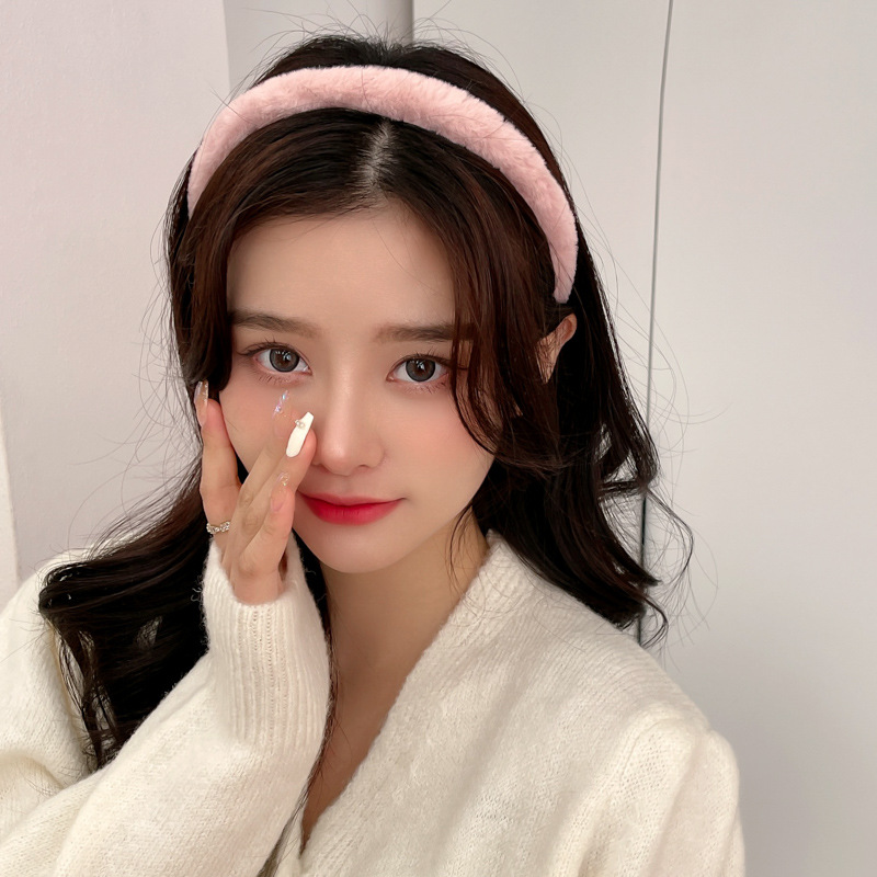 Wholesale of new autumn and winter faux rabbit hair bands, sweet and cute candy-colored headbands, furry hair clips, and popular online headwear Application Scenario