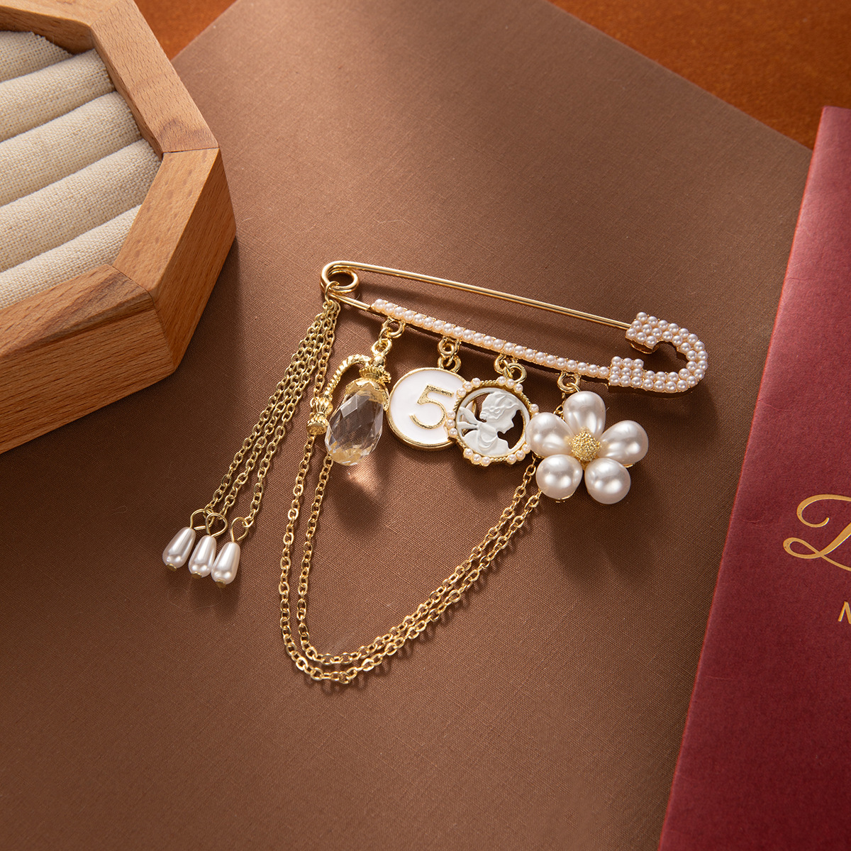 High-end crystal flower tassel brooch, a retro and light luxury suit brooch, elegant and fashionable chest accessory Application Scenario