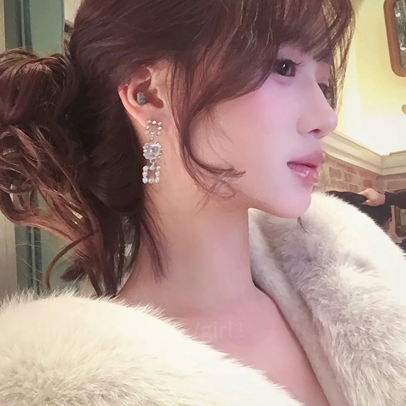 Square water diamond tassel earrings for a chaebol heiress, unique and niche 2025 long earrings, elegant and high-end stud earrings Specification drawing